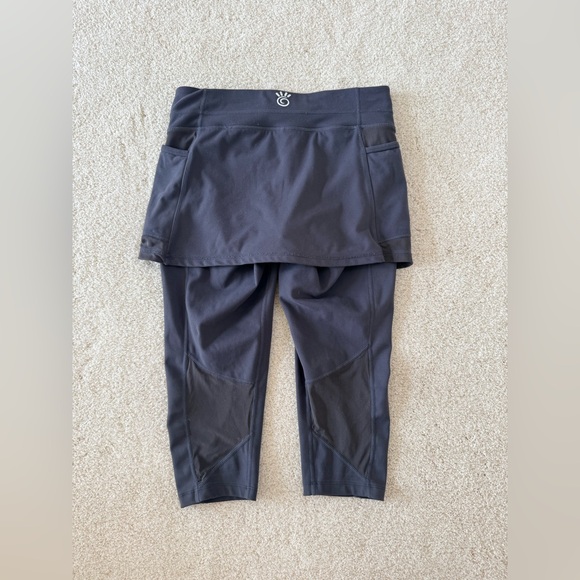 Athleta 2 - in- 1 Capri leggings - Picture 3 of 5